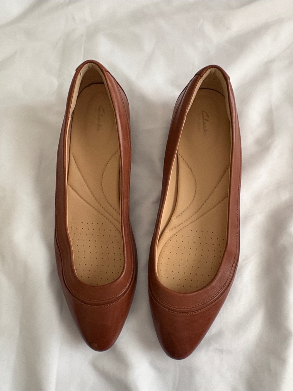 Clarks Women’s 8M brown slip-on ballet flats round-toe shaped